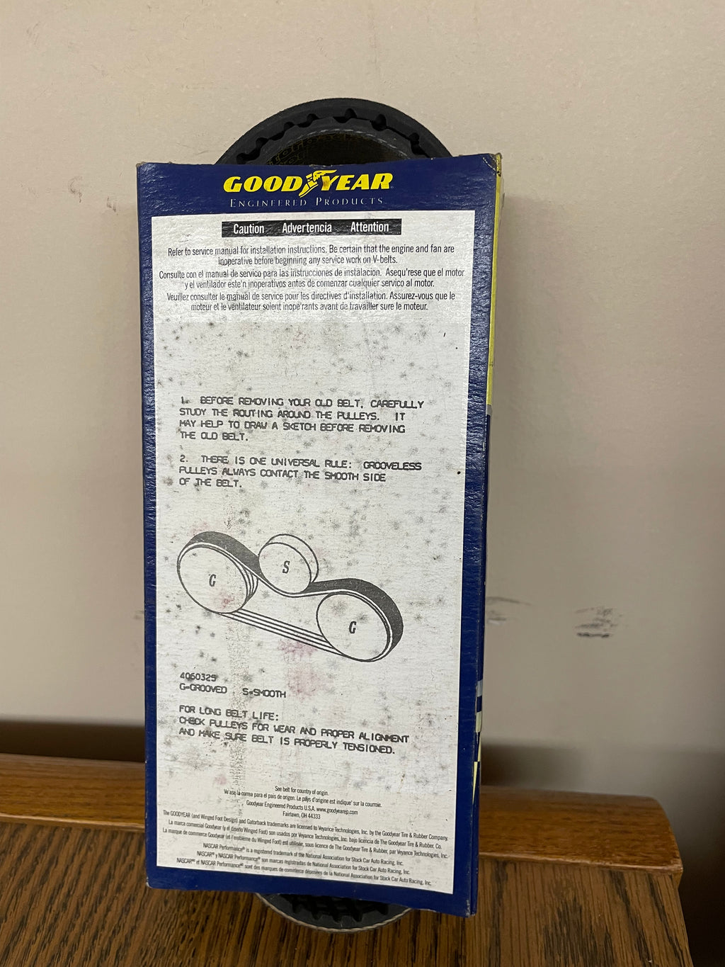 Goodyear Gatorback 6PK0825 – 6‑Rib Serpentine Belt (82.5 in / 826 mm)