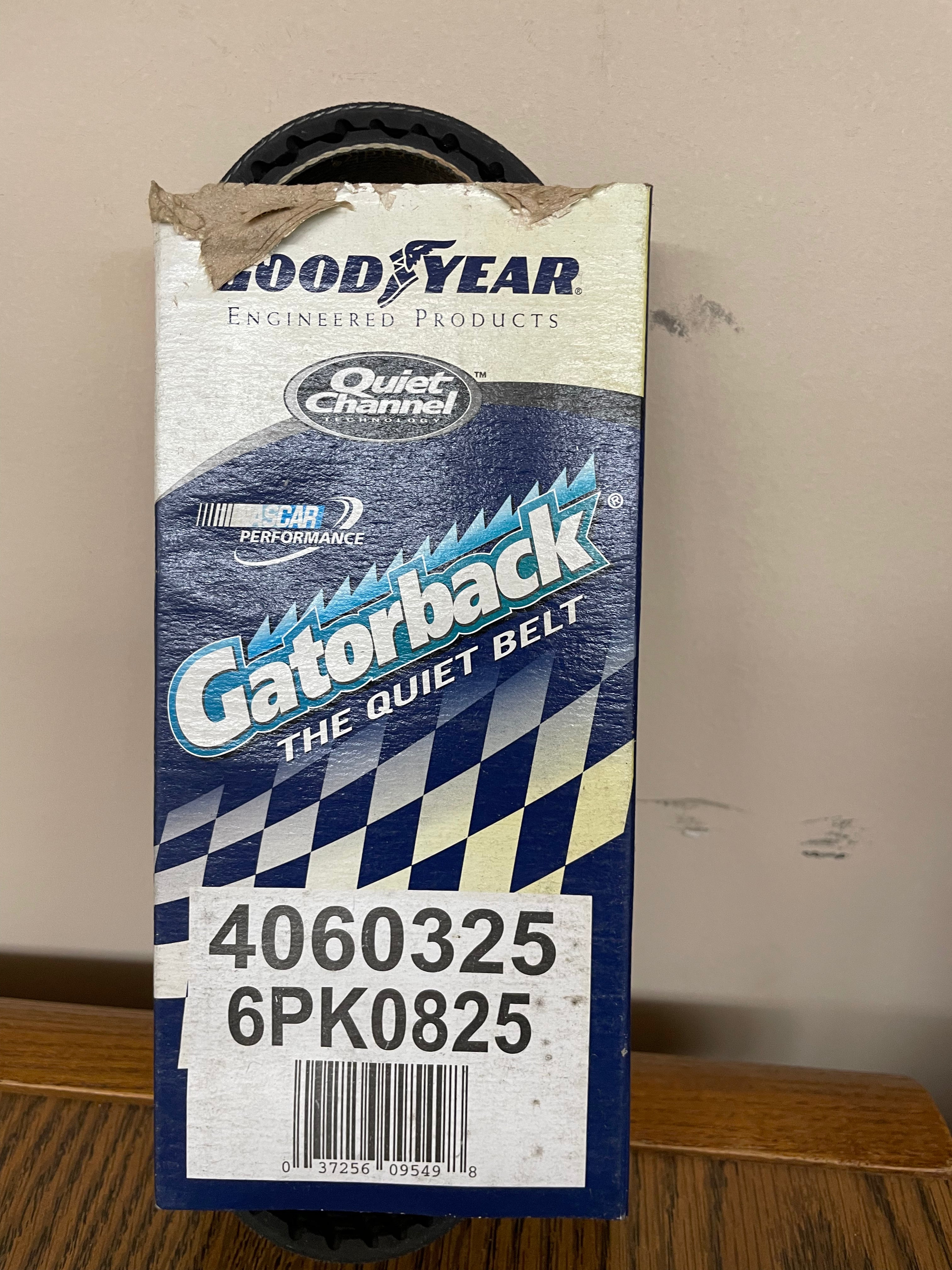 Goodyear Gatorback 6PK0825 – 6‑Rib Serpentine Belt (82.5 in / 826 mm)